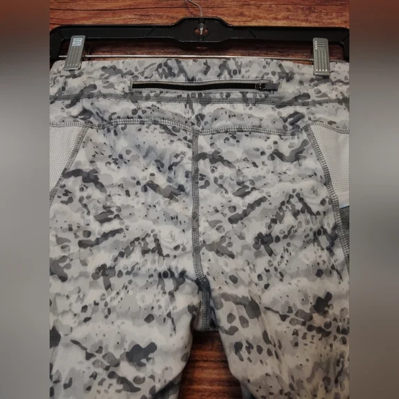 Athleta Women's Gray Patterned Leggings Size Small! In New Condition - Picture 4 of 7